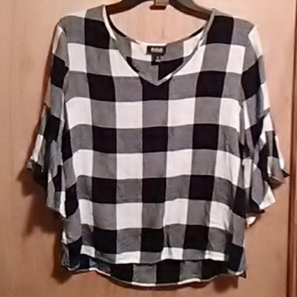 Gray,black,and white plaid top!!😄